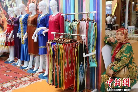 新疆民族服飾融入現(xiàn)代設(shè)計(jì)風(fēng)格 亞博會(huì)上閃亮登場(chǎng)